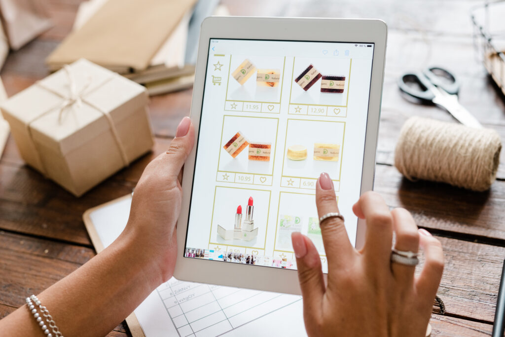 Hand scrollt door webshop op tablet met verzorgingsproducten