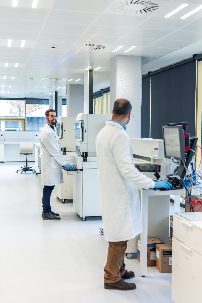 Chercheurs en laboratoire testant la formule naturelle LavaSlim pour une perte de poids saine et durable